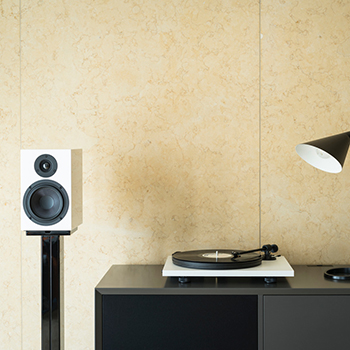 PJ_Phono_Primary_Lifestyle_white+SB5