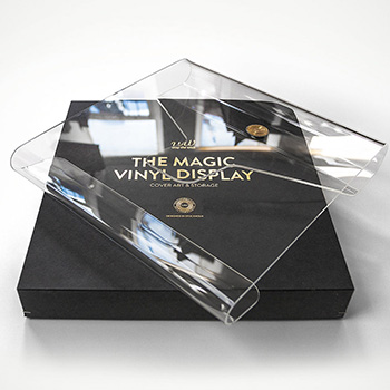 Wag-the-Wall-Display-mit-Karton-auf-dem-Boden