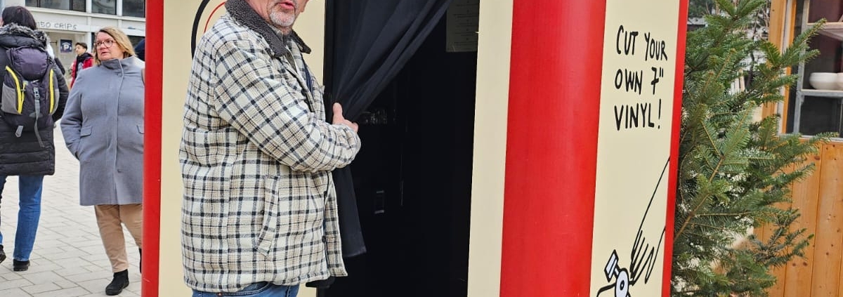 Der Mann mit dem Hut und der Vinylograph